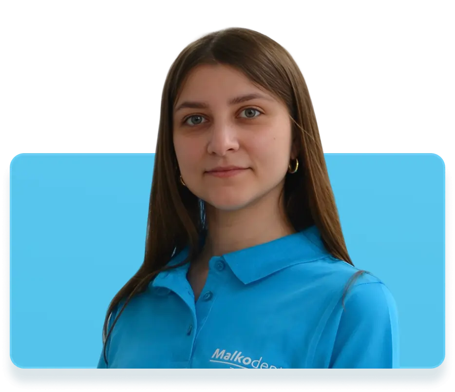 Porträt einer jungen Frau im Malkodent-Poloshirt – Labormanagerin und Rezeptionistin im Zahntechnik-Team von Malkodent