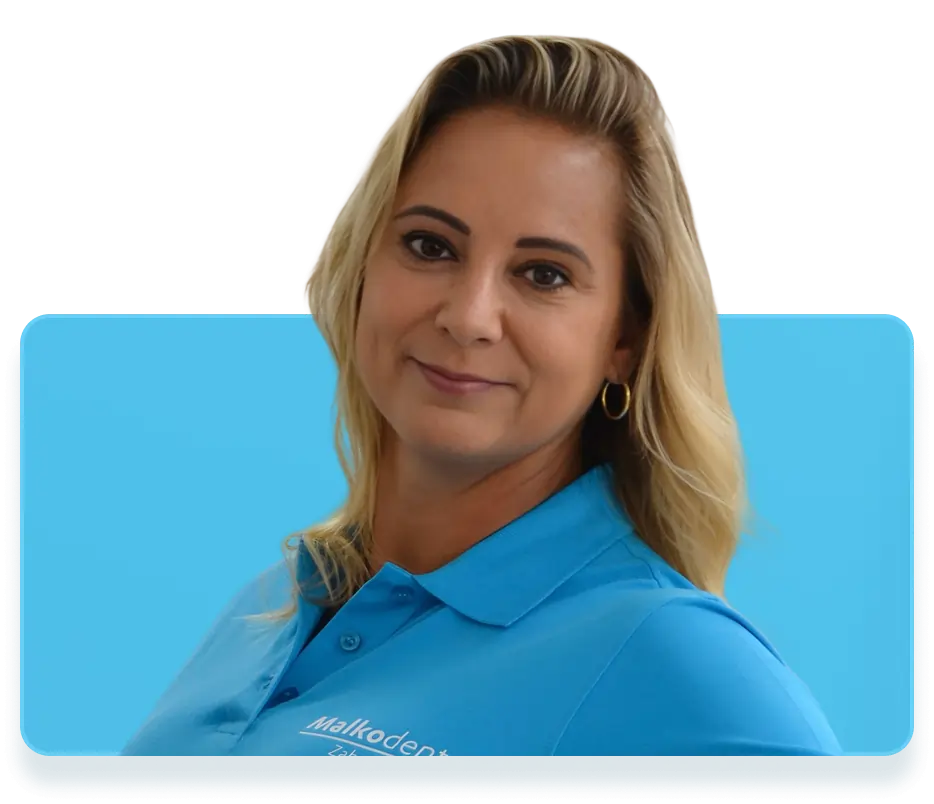 Porträt einer Frau in blauem Malkodent-Poloshirt – Zahntechnikerin und Laborleiterin bei Malkodent Zahntechnik